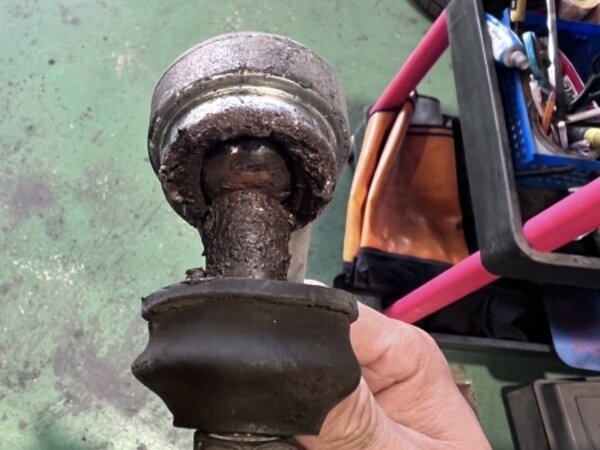 【三菱デリカD:5】走行中のガタガタ・ゴトゴト異音を解消！安全走行のための必須メンテナンス【整備事例】の画像